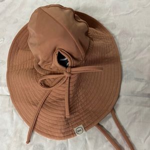 Fini the label water hat